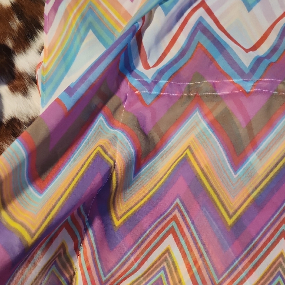 Colorful Chevron Patterned Top - Picture 5 of 9